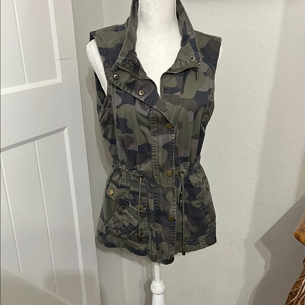 Camouflage Sleeveless Jacket for Women